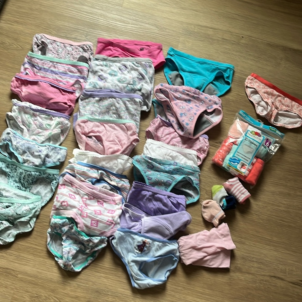 Kids girls panties fruit of loom/frozen size: 4T/5T and 6